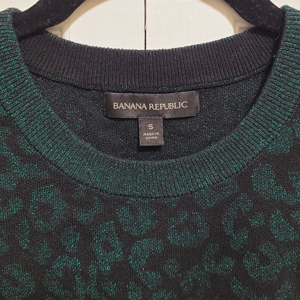 Banana Republic metallic animal print‎ size Small lightweight Crew neck Small